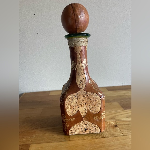 Vintage Leather and Cork Decanter - Made in Italy - Picture 4 of 6